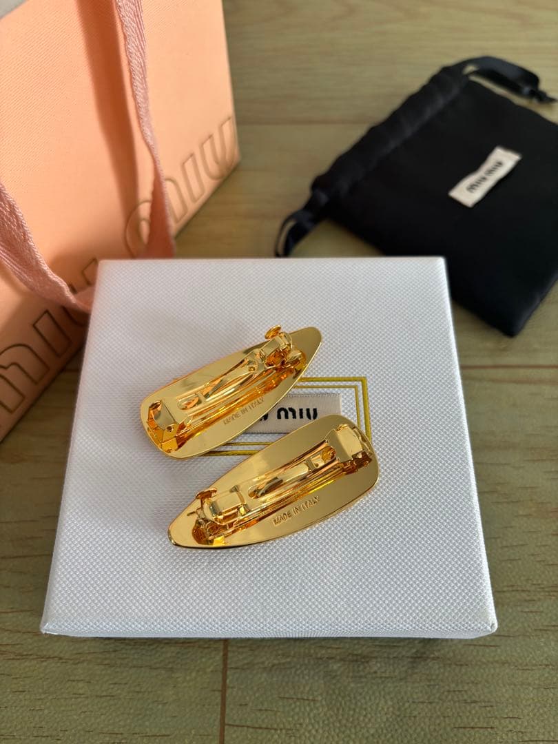 実物写真★ミュウミュウ ロゴ エナメルメタル ヘアクリップ