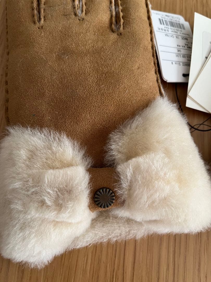 【新品タグ付き】UGG ファー付きリボン手袋 Mサイズ　ベージュ