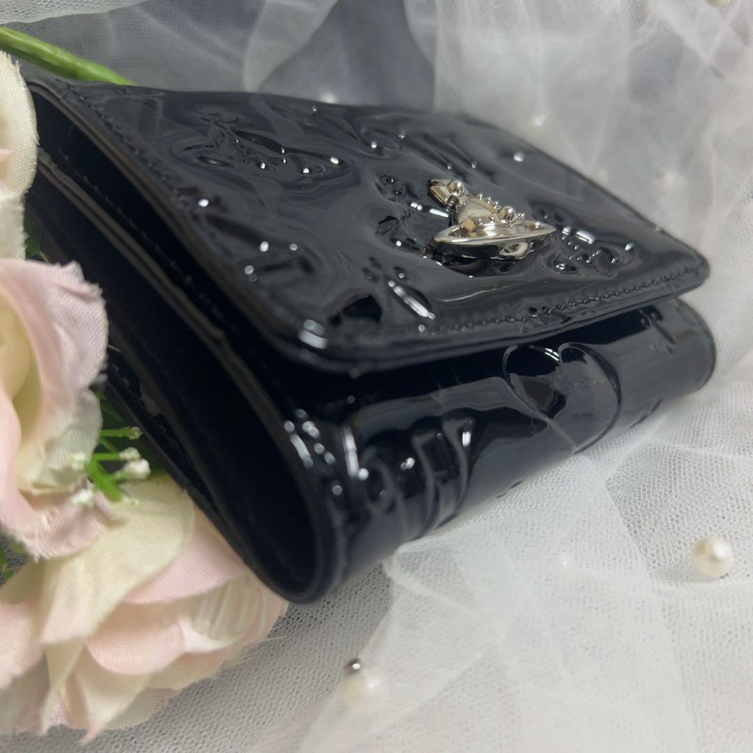 VivienneWestwoodエンボス加工の黒い三つ折り財布