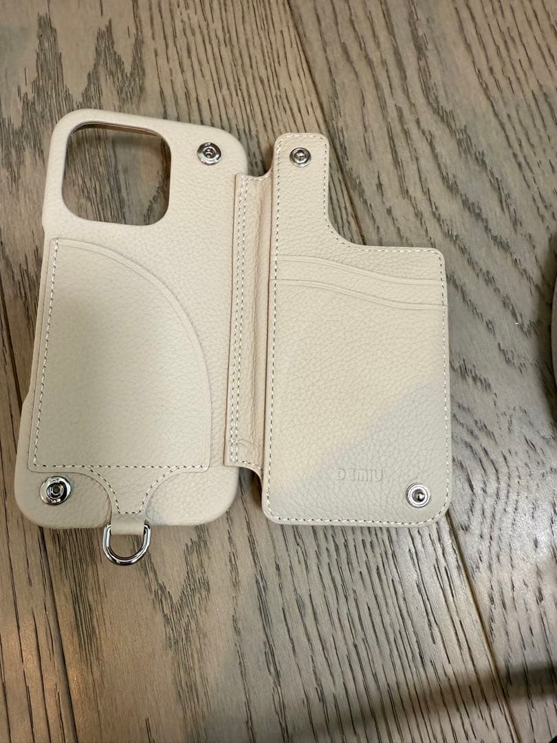 DEMIU ホワイトレザー iPhone16プロ　ケース　ストラップ　セット