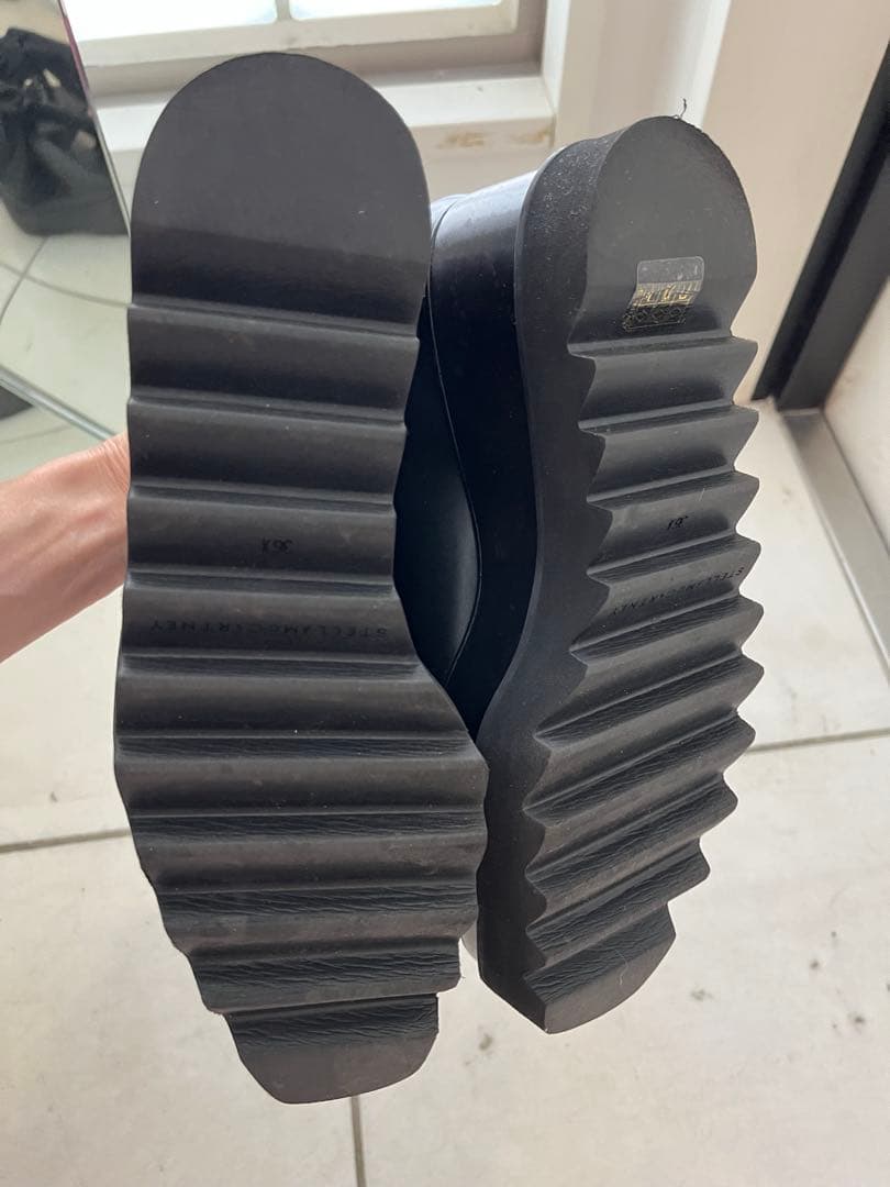 ブラックレザー星型スタッズ厚底シューズ