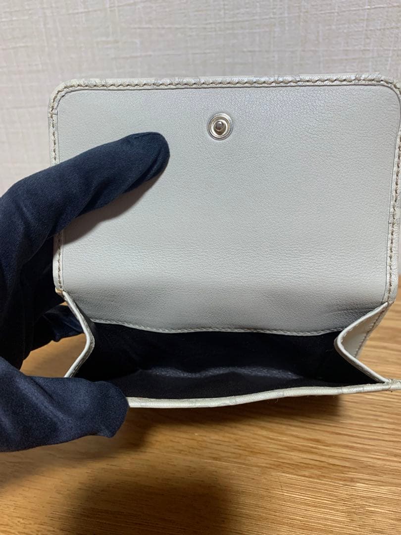 Gucci 財布　二つ折り　未使用　ホワイト　GGシマ