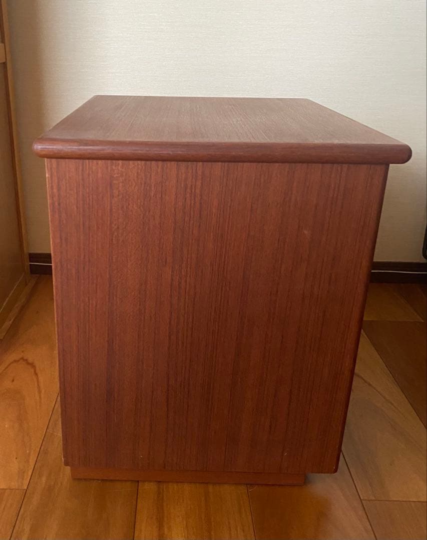 チーク材　ナイトテーブル