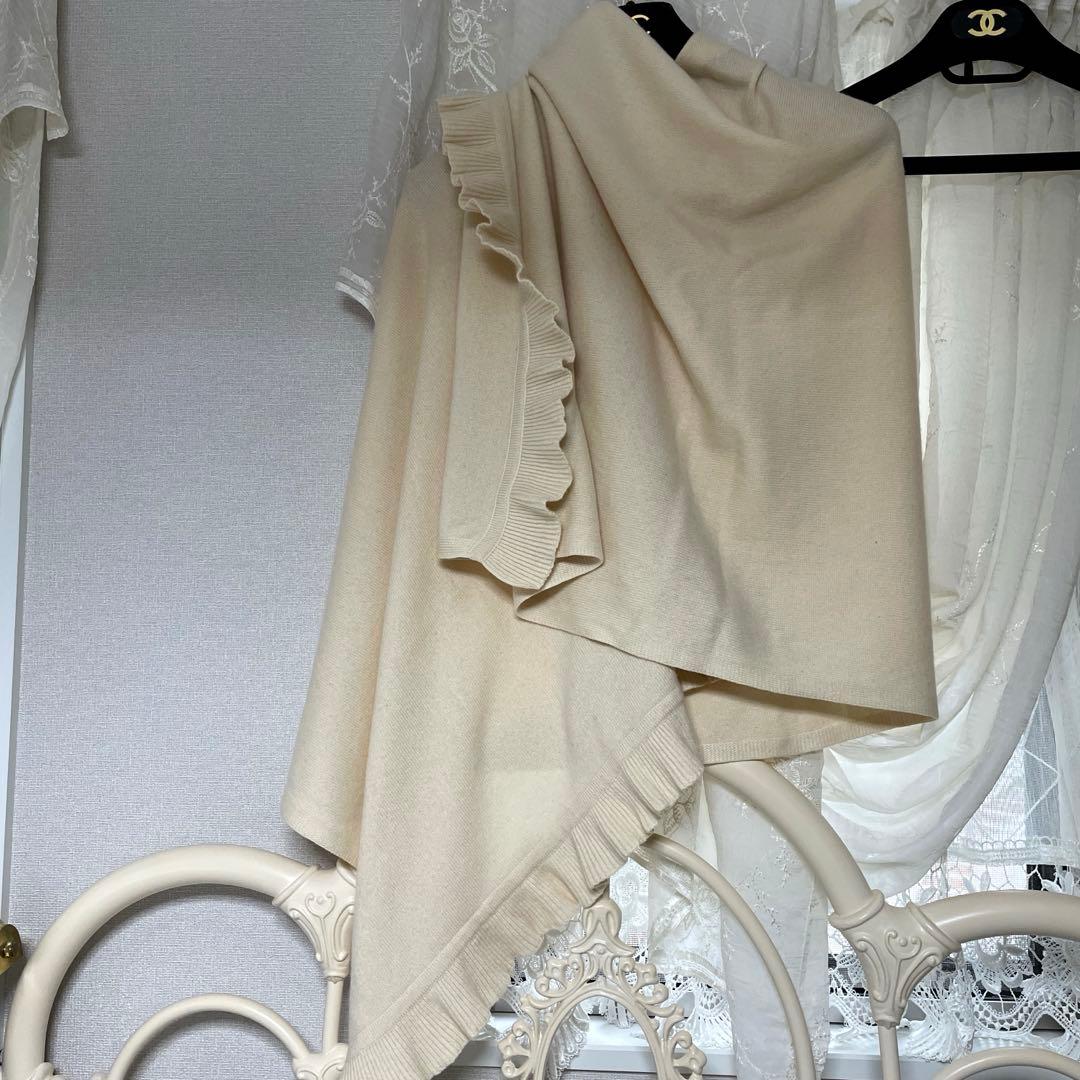 ♡フォクシーフリルストールカシミア100%♡エクリュ肌寒い日に♡本日のみ価格