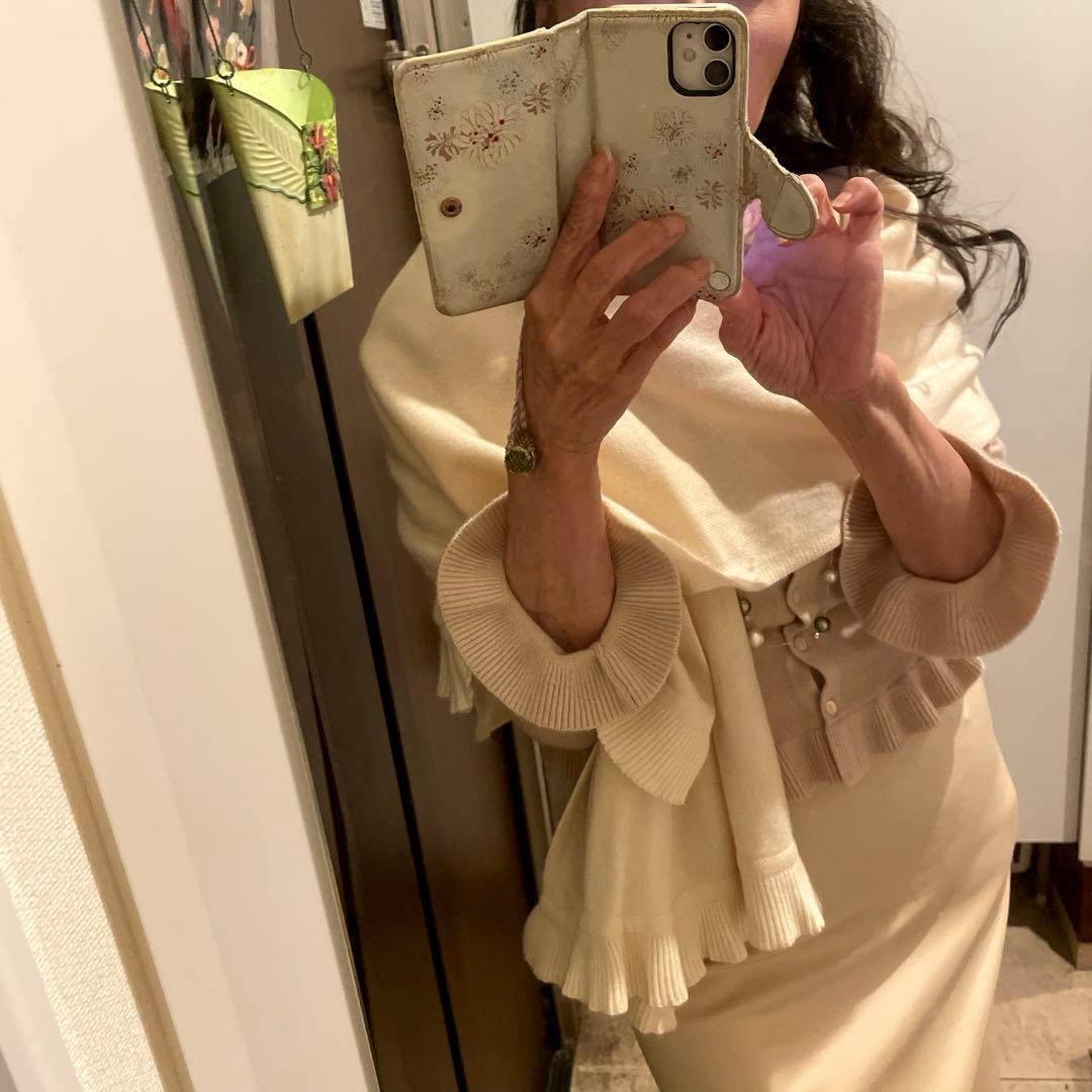 ♡フォクシーフリルストールカシミア100%♡エクリュ肌寒い日に♡本日のみ価格