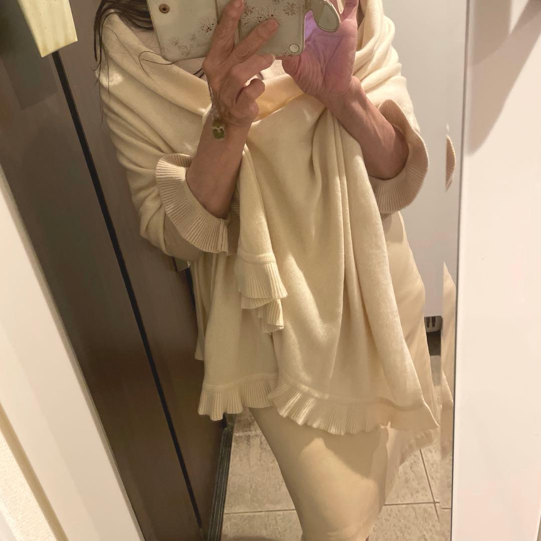 ♡フォクシーフリルストールカシミア100%♡エクリュ肌寒い日に♡本日のみ価格