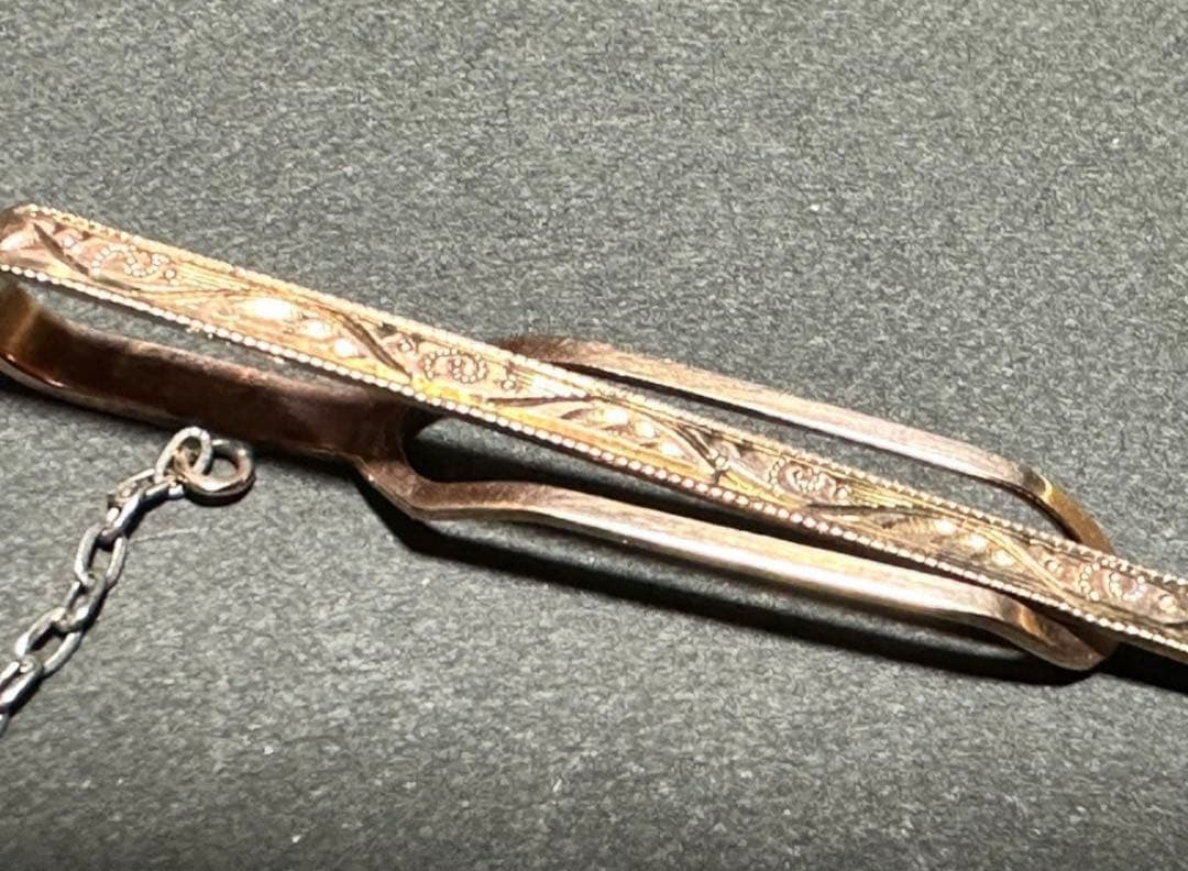 装飾彫刻入りネクタイピン チェーン付き