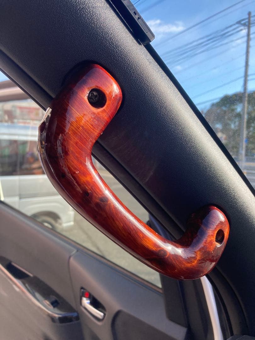 木製アシストグリップ　レジン仕上げ　200系はハイエースAピラー用