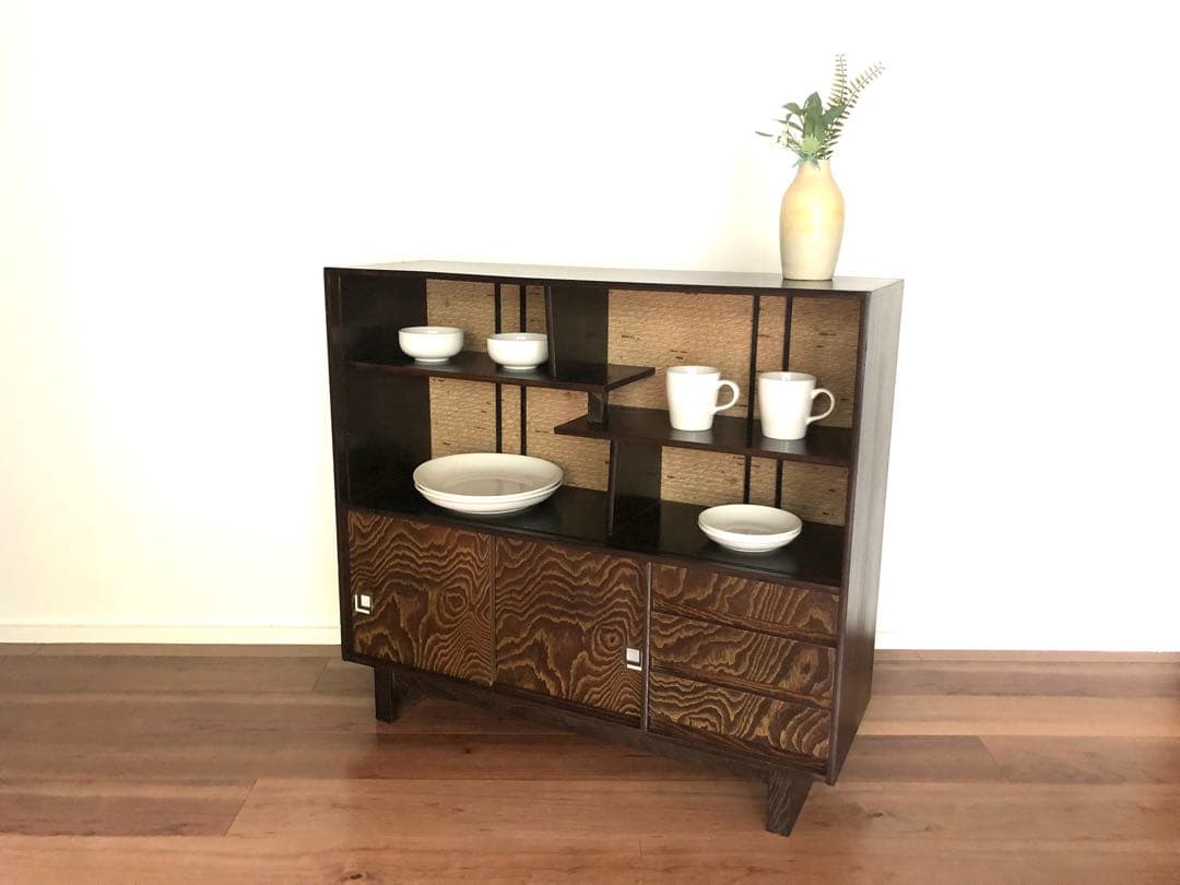 【メンテ済】小降りなビンテージの収納棚　サイドボード　本棚　食器棚