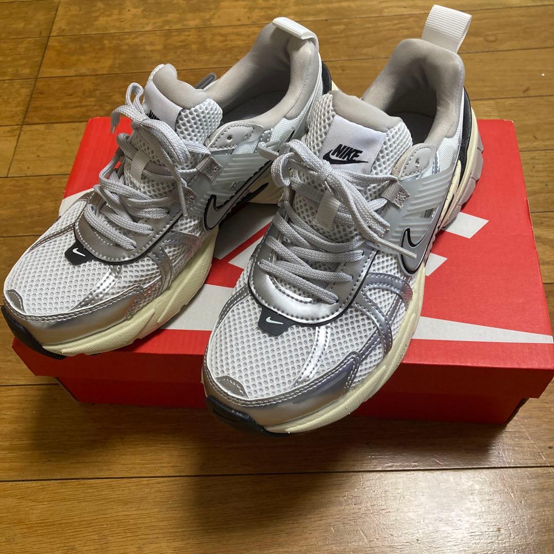 NIKE　V2Kラン　サミットホワイト