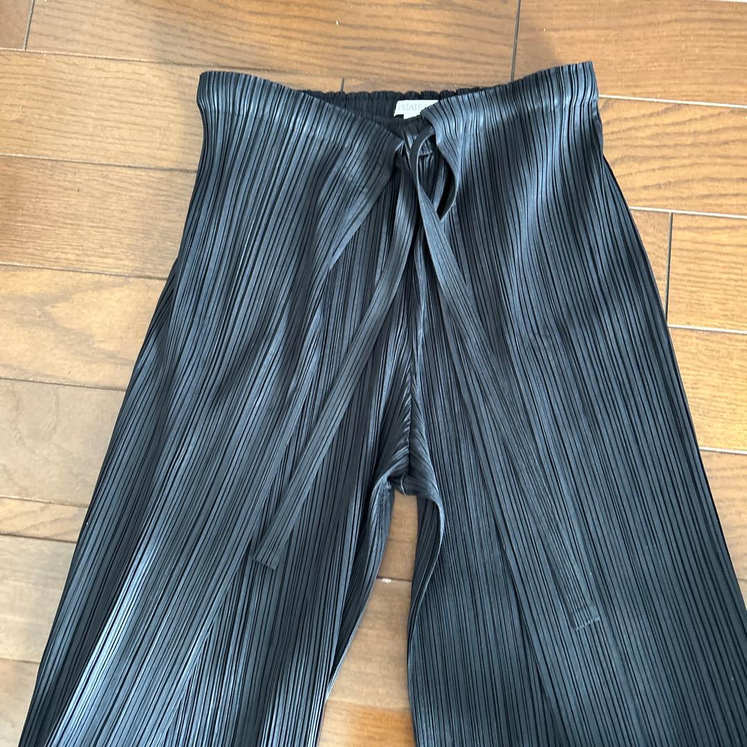 プリーツプリーズ　ブラックエプロンのようなパンツ　サイズ2