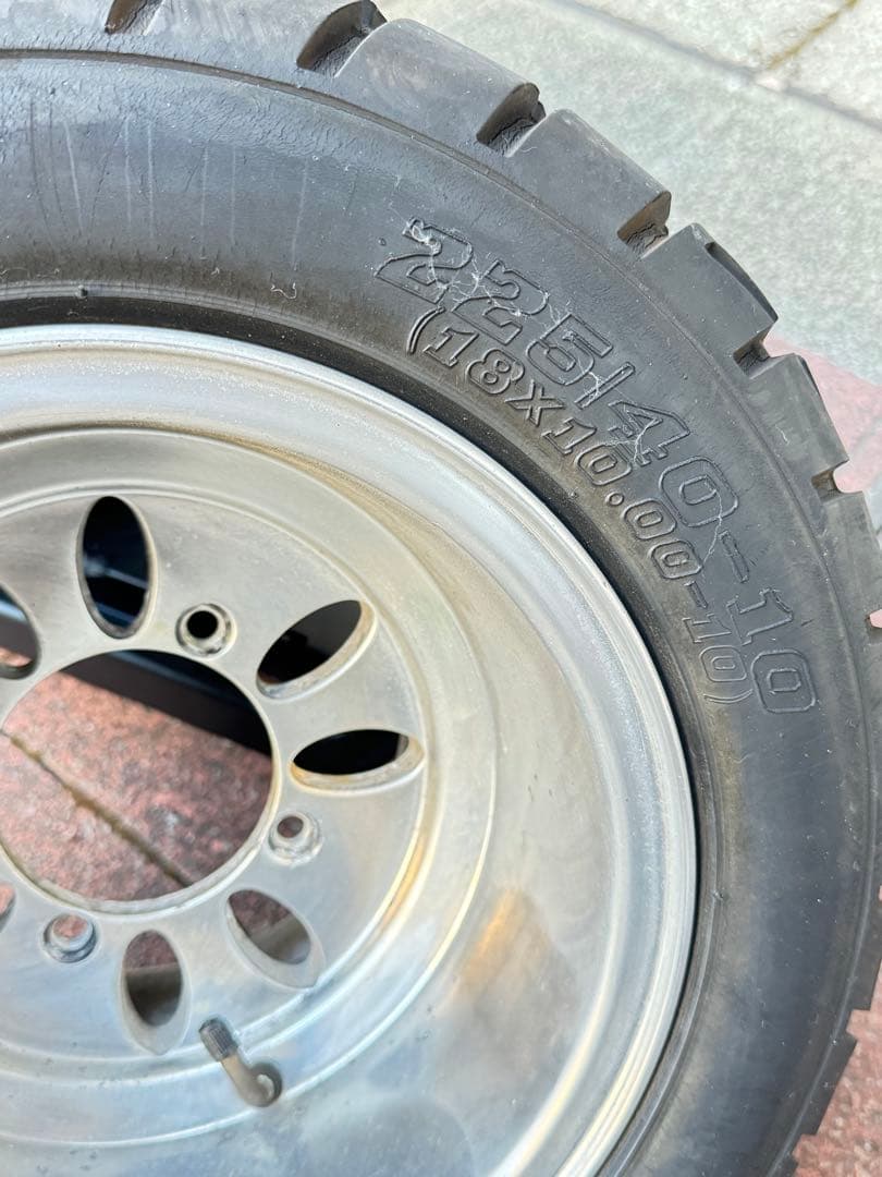 スポーツタイヤ付きホイール