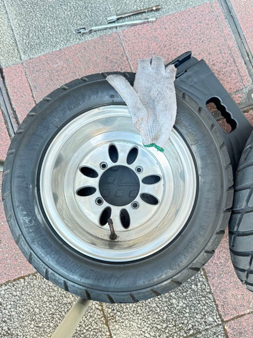 スポーツタイヤ付きホイール