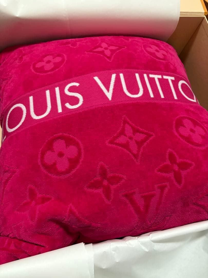 ルイヴィトン（LOUIS VUITTON）　クッション　ピンク