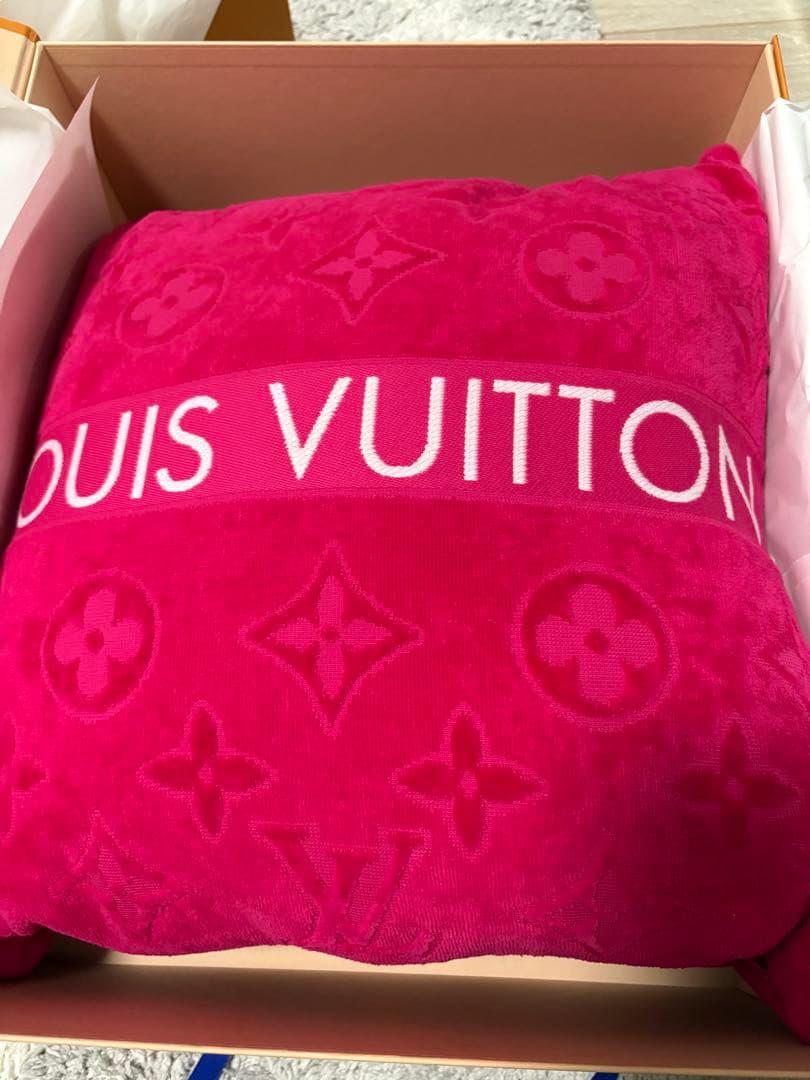 ルイヴィトン（LOUIS VUITTON）　クッション　ピンク