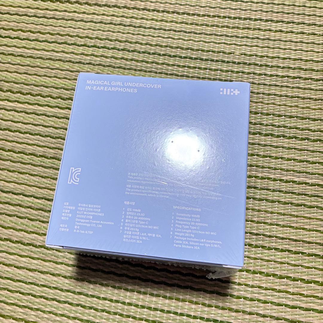 新品未開封　ILLIT イヤモニ風イヤホン　bomb merch