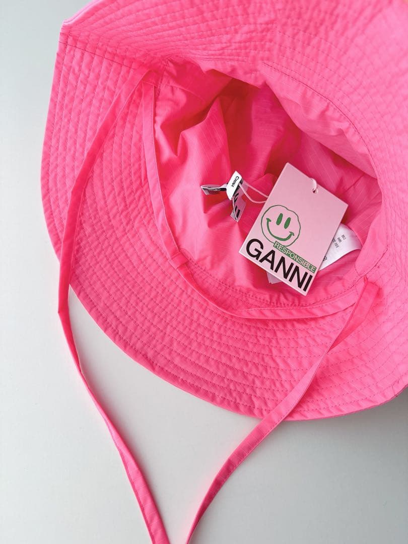【新品】GANNI ガニー　ロゴ入り ピンク ハット 帽子