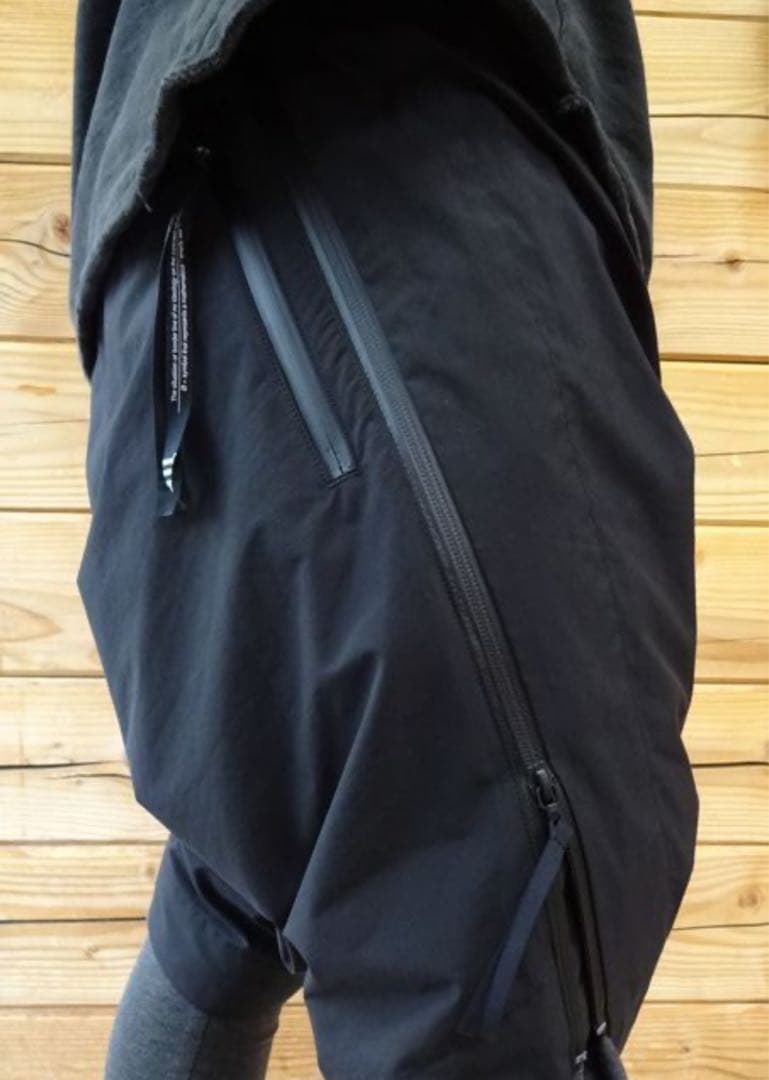 ニルズ ツイステッドクロッチパンツ