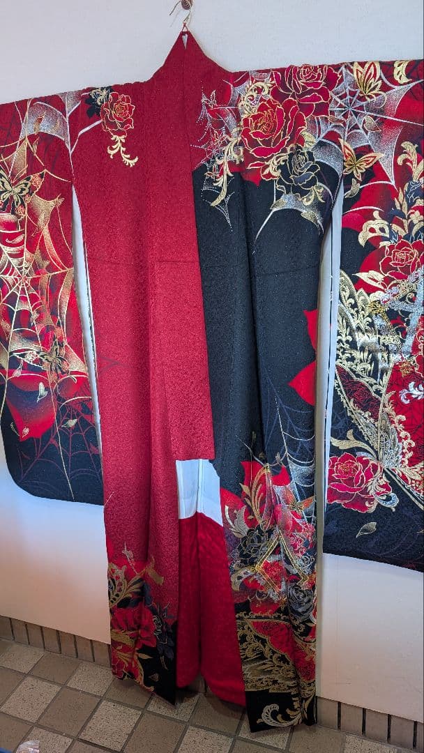 【超美品•現代柄】赤・黒・金 バラ模様の 振袖＆袋帯のセット♪162cm