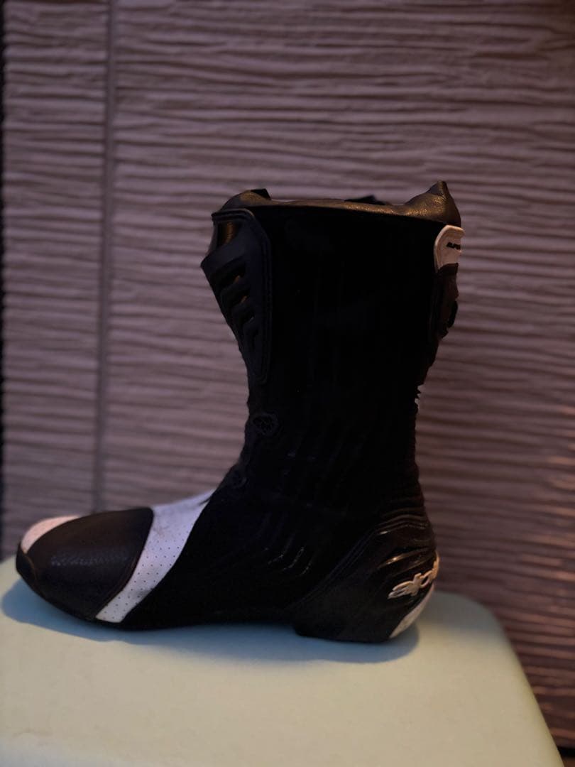 アルパスターズ・レーシングブーツ。25cm左のスライダー無し