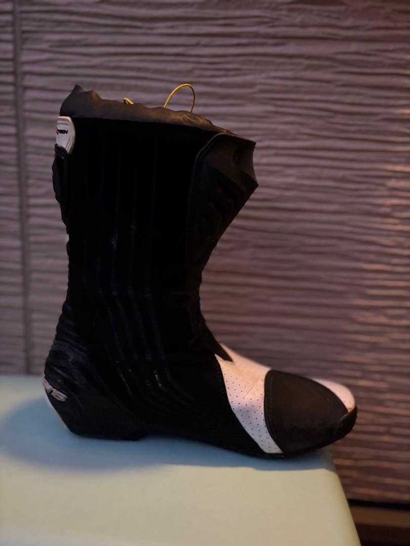 アルパスターズ・レーシングブーツ。25cm左のスライダー無し