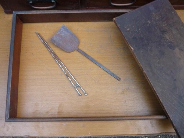 長火鉢（関東火鉢）ケヤキ材　火箸・十能（灰ならし）・猫板付き