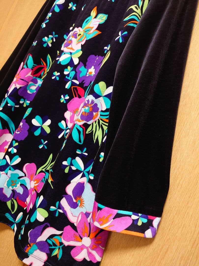 【極美品】レオナール かわいい花柄 チュニック ４４ブラックゆったり