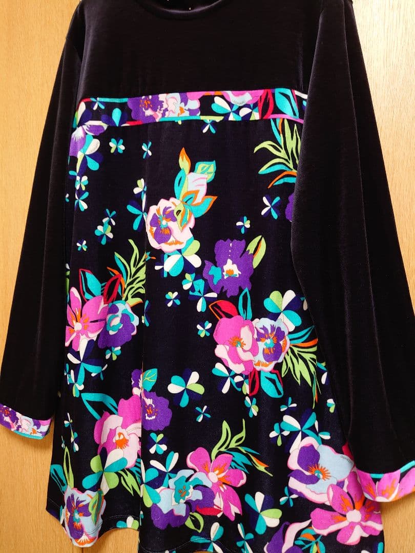 【極美品】レオナール かわいい花柄 チュニック ４４ブラックゆったり