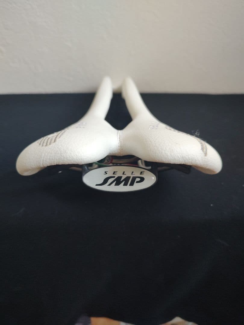 極美品　SMP dynamic ホワイト サドル　ダイナミック