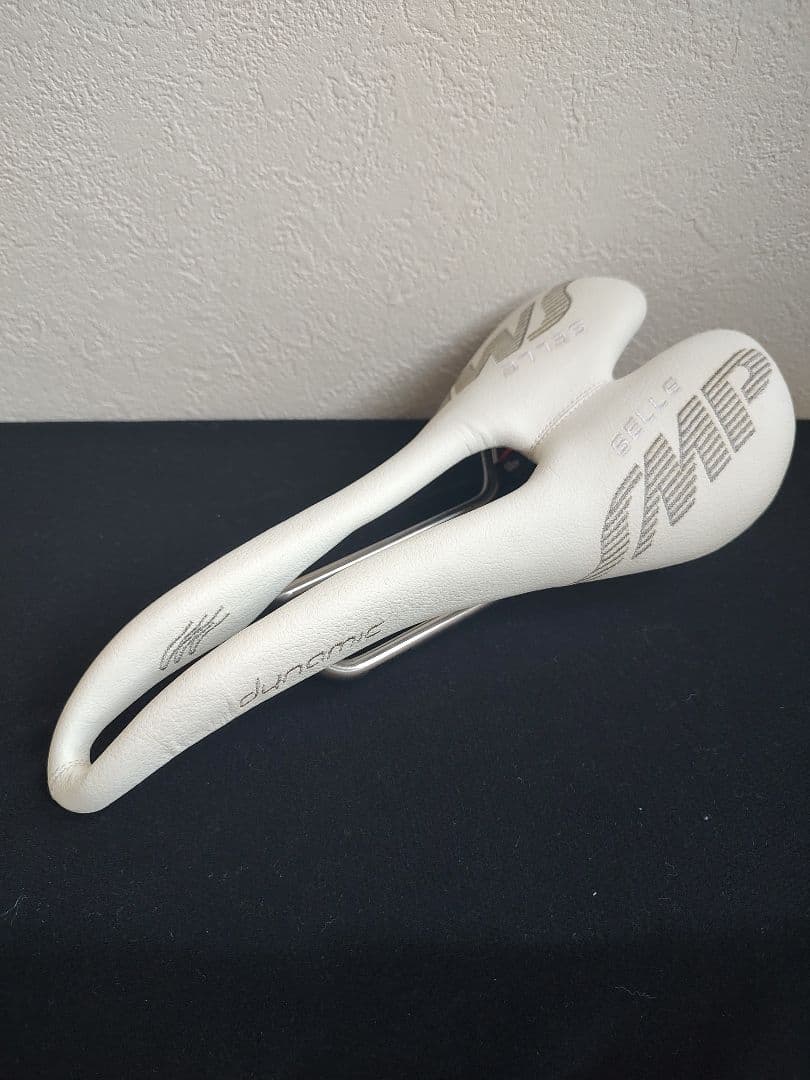 極美品　SMP dynamic ホワイト サドル　ダイナミック