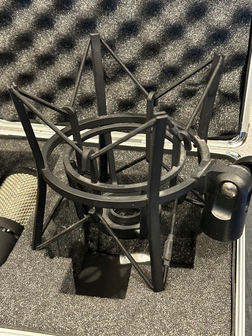 AKG P220 コンデンサーマイク ショックマウント付き