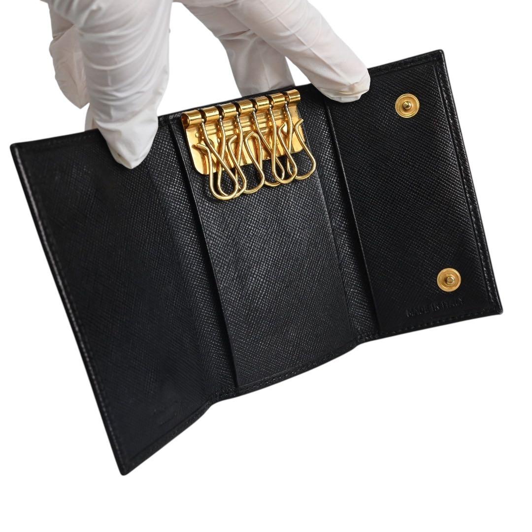 【極美品】プラダ　キーケース　レザー　黒　ブラック　サフィアーノ　財布　折財布