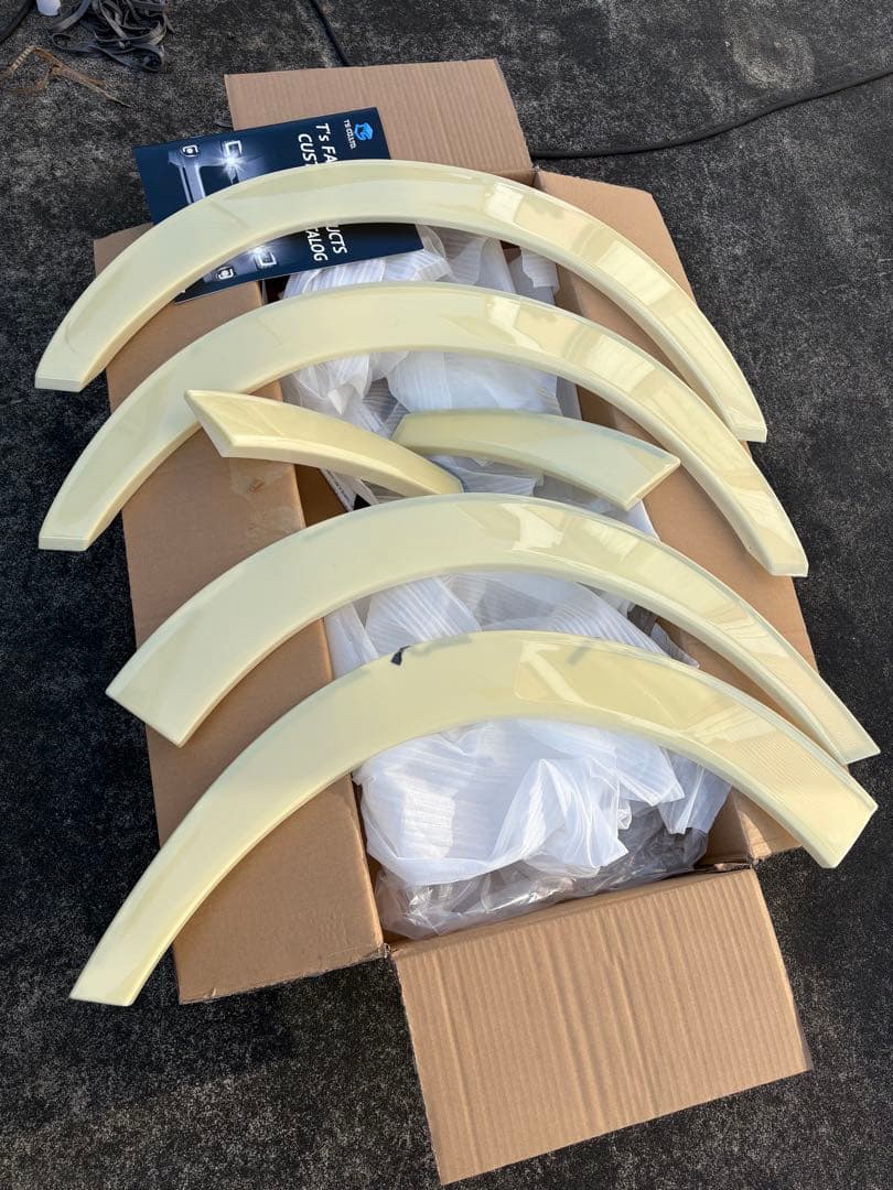 T's FACTORYハイエース200系オーバーフェンダー25ｍｍダウンルック