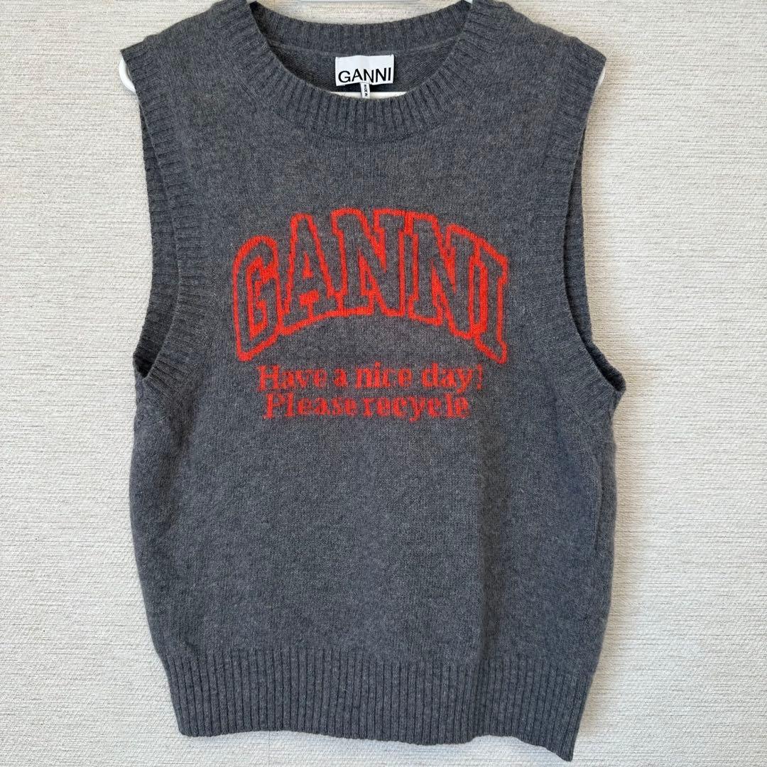 GANNI グレー ロゴ入り ニットベスト