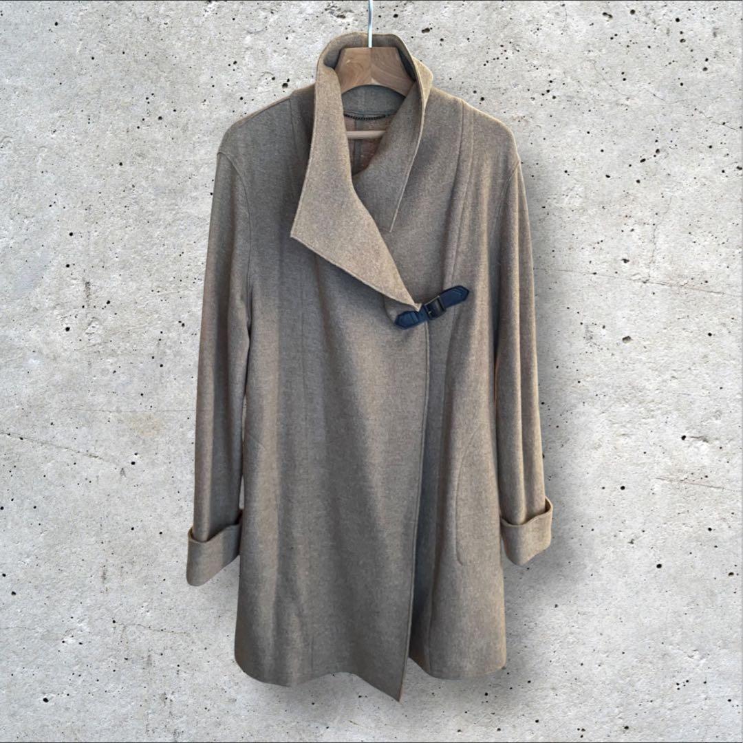 オンワード 自由区 ウール100% スタンドカラー ミドル丈コート グレージュ