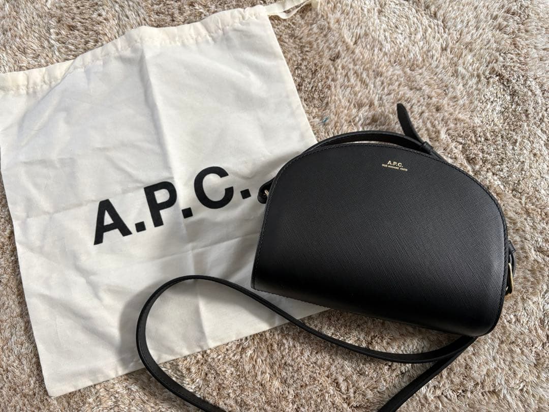 A.P.C. ハーフムーン エンボス ブラックレザー ショルダーバッグ