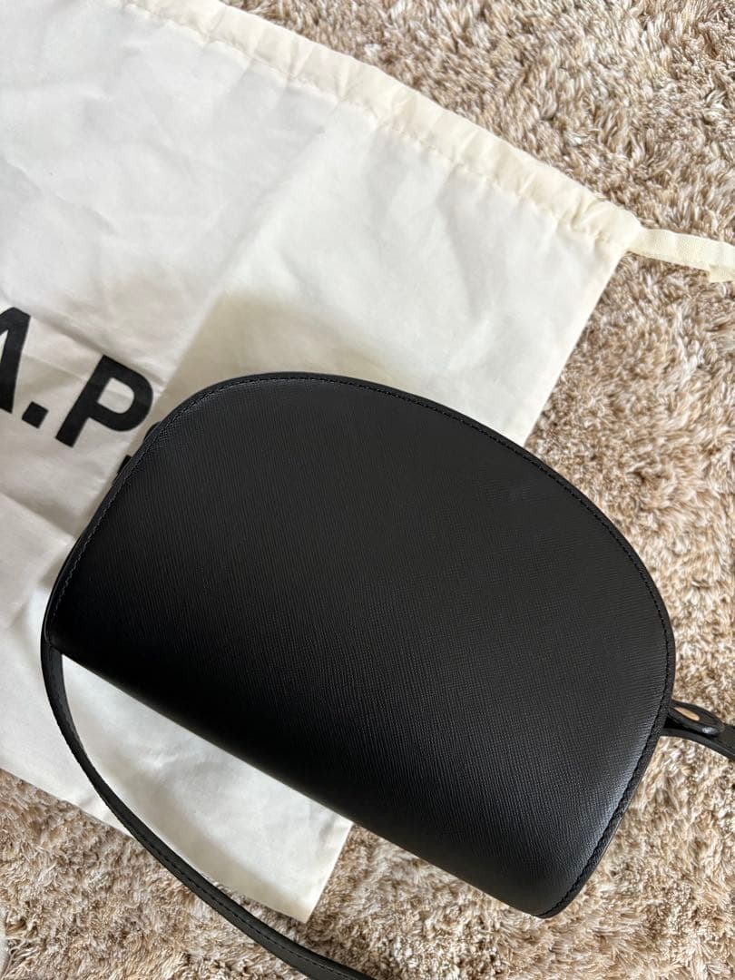 A.P.C. ハーフムーン エンボス ブラックレザー ショルダーバッグ