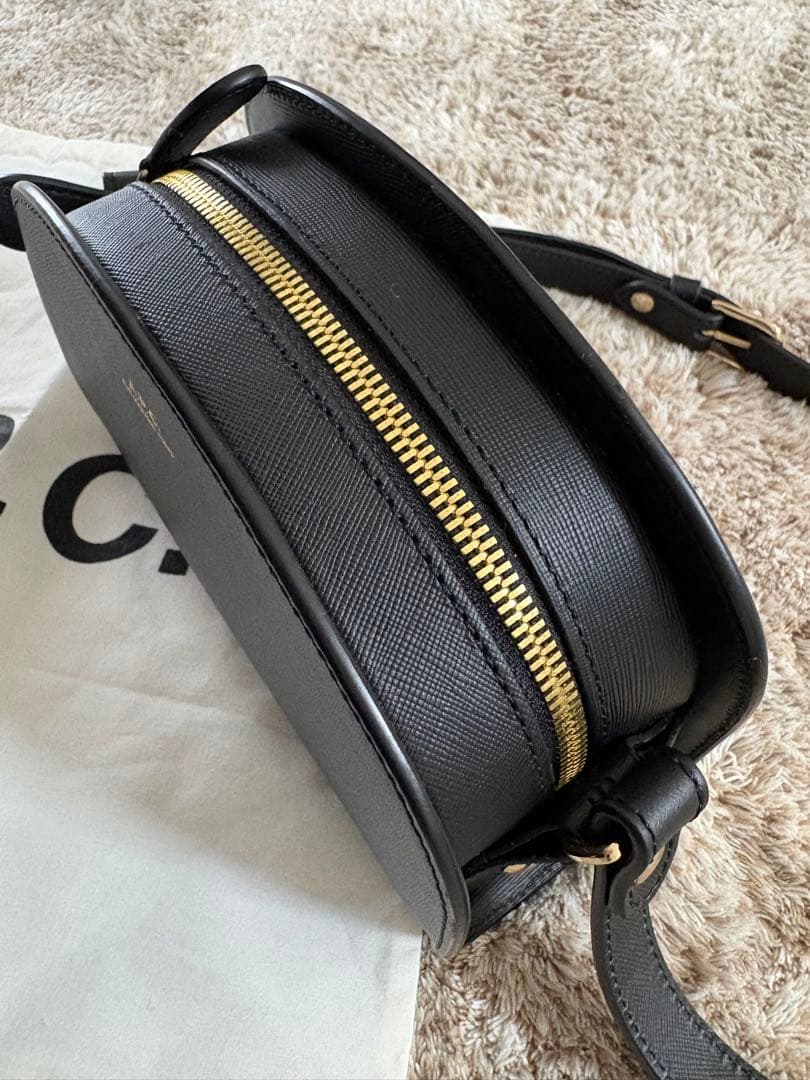 A.P.C. ハーフムーン エンボス ブラックレザー ショルダーバッグ