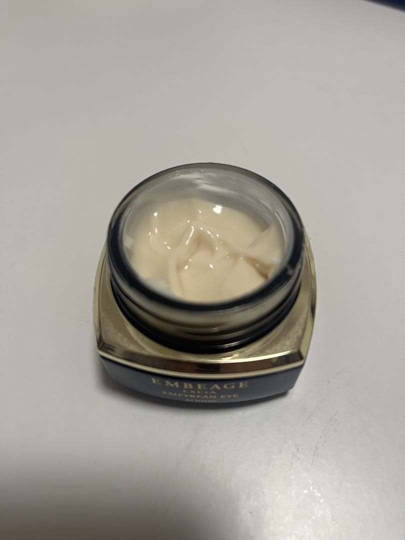 EMBEAGE アイクリーム クリーム色 スパチュラ付き
