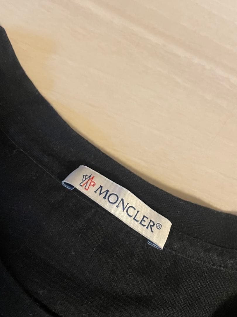 モンクレール　黒Tシャツ