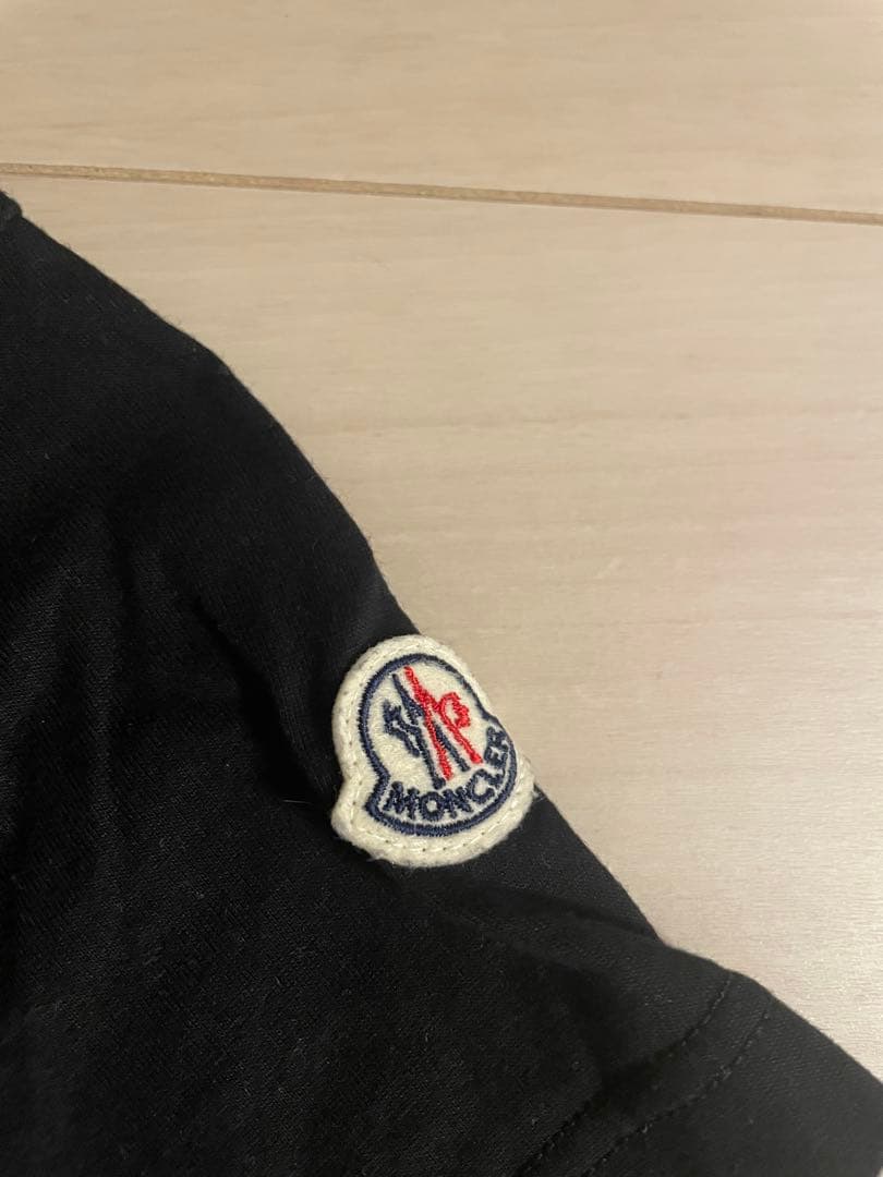 モンクレール　黒Tシャツ