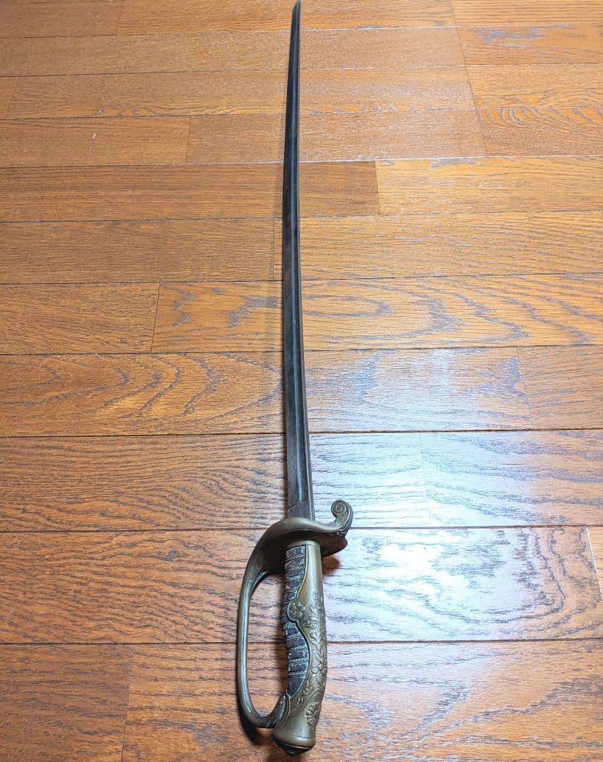 【当時物】旧日本軍 軍刀 指揮刀 模造刀身 サーベル 十六葉八重表菊紋【２環吊】