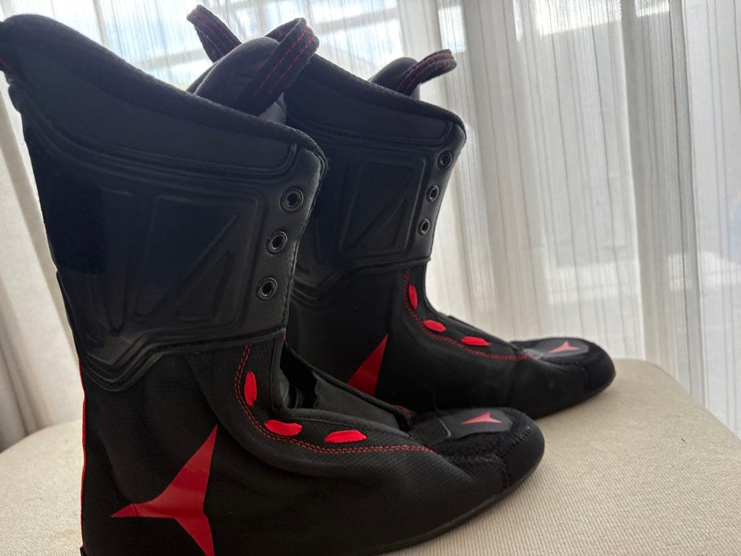 ATOMIC スキー ブーツ レッド