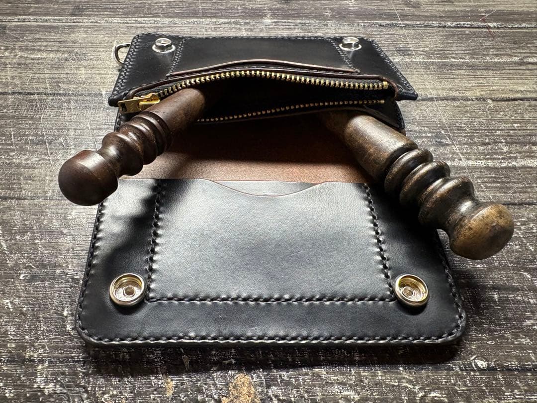 HORWEENクロムエクセルレザー　ストーンスタッズミドルトラッカーウォレット