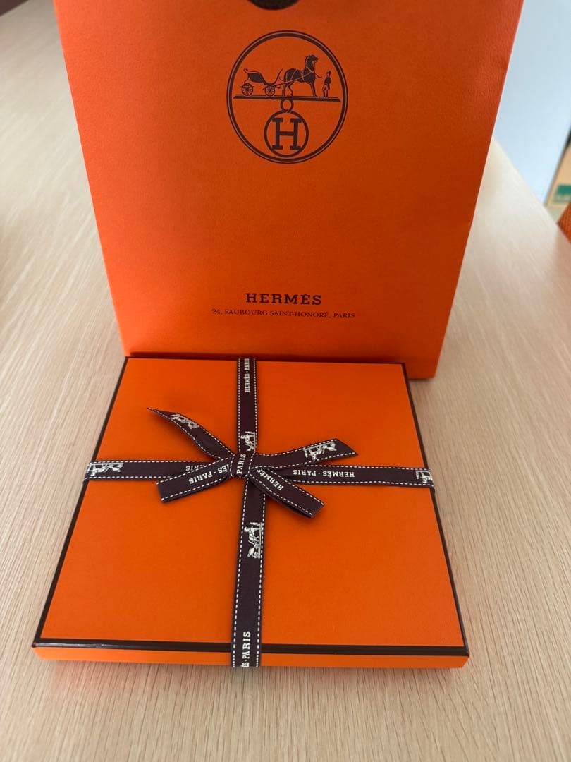 HERMES ホワイト Hロゴ ハンカチ ギフトボックス付き