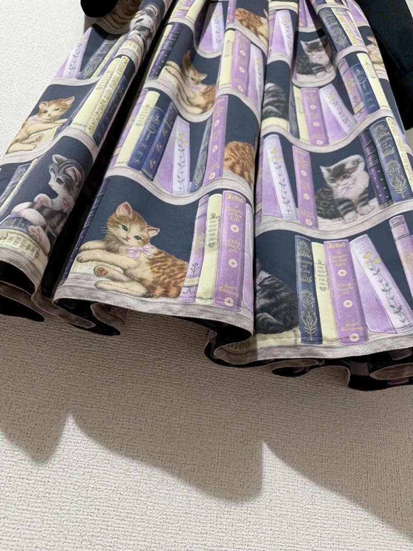 猫と本のプリントワンピース