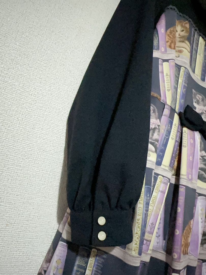 猫と本のプリントワンピース