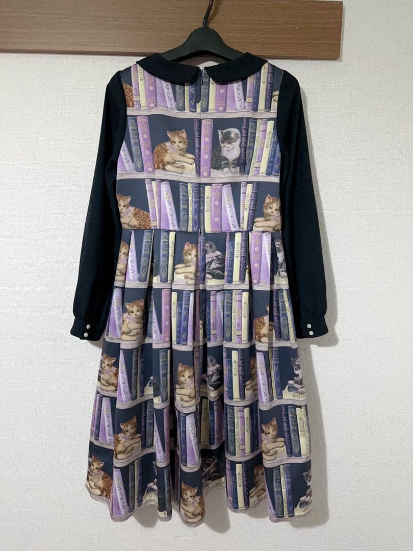 猫と本のプリントワンピース