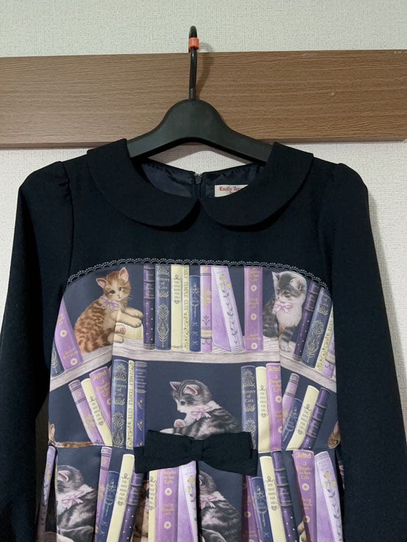 猫と本のプリントワンピース