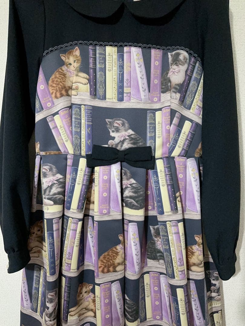 猫と本のプリントワンピース
